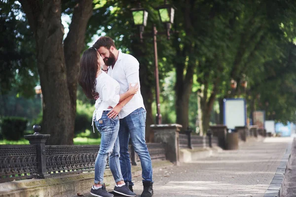 Pareja Romántica Enyojing Momentos Felicidad Parque Concepto Vida Amor Ternura —  Fotos de Stock