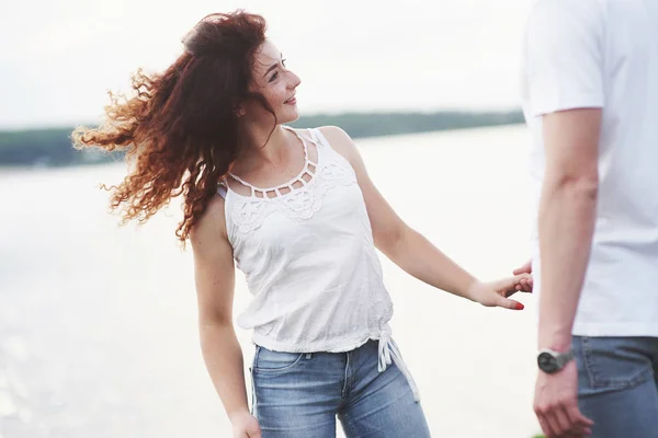 Mooi Meisje Die Hand Van Haar Vriend Vasthoudt Zomer Seizoen — Stockfoto