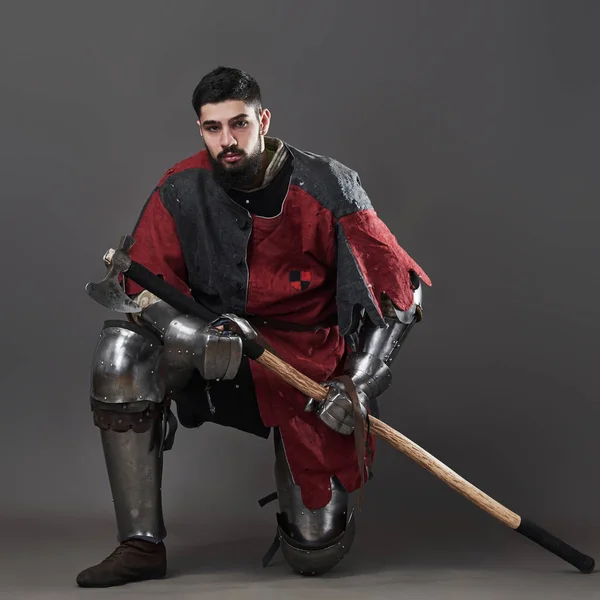 Cavaleiro Medieval Sobre Fundo Cinzento Retrato Brutal Guerreiro Rosto Sujo — Fotografia de Stock