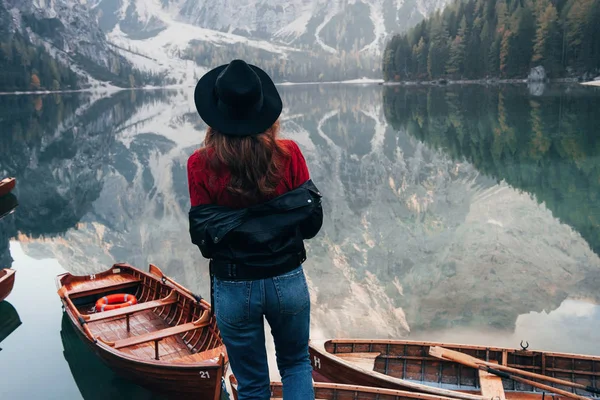 Gorgeous Part Nature Woman Black Hat Enjoying Majestic Mountain Landscape — Stock Photo, Image