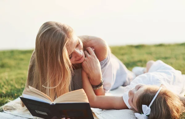 Por Favor Dime Qué Trata Mamá Hija Leyendo Libro Día — Foto de Stock