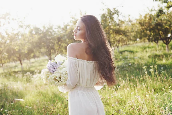 Vacker Ung Flicka Vit Ljus Klänning Och Bukett Sommarblommor Lägger — Stockfoto