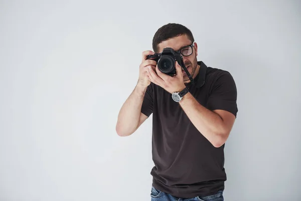 Ein Junger Hipster Okularen Hält Eine Dslr Kamera Den Händen — Stockfoto