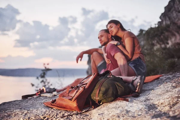 Abrazando Pareja Con Mochila Sentada Cerca Del Fuego Cima Montaña —  Fotos de Stock