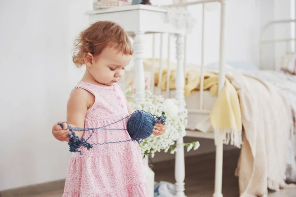 Conceito Infância Menina Bebê Vestido Bonito Jogar Com Linha Colorida — Fotografia de Stock