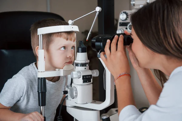 Menino Tendo Teste Para Olhos Com Aparelho Óptico Especial Por — Fotografia de Stock