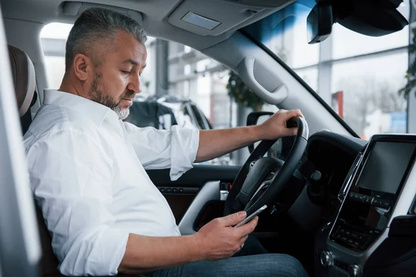 Mobiele Telefoon Gebruiken Zakenman Zit Moderne Auto Hebben Een Aantal — Stockfoto