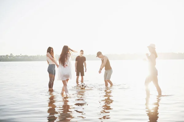 Счастливые Друзья Веселятся Пляже Молодые Люди Играют Открытом Воздухе Летние — стоковое фото