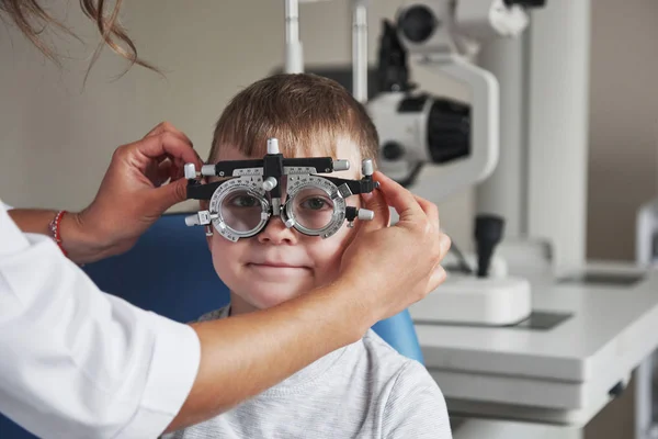Médico Usa Óculos Menino Com Phoropter Testando Seus Olhos Consultório — Fotografia de Stock