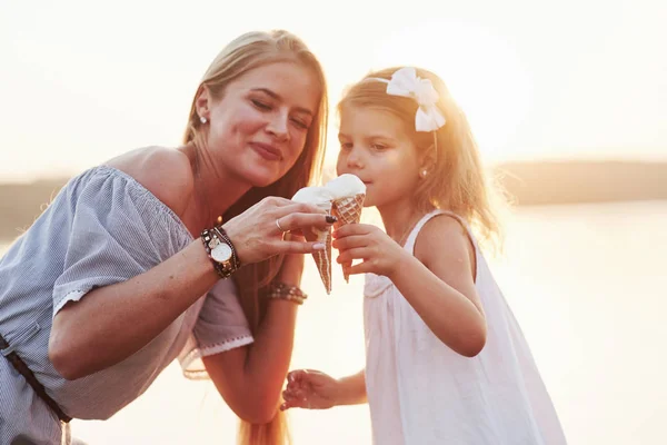 Mom Her Daughter Shares Pleasure Eating Cold Ice Cream Hot — Stock Photo, Image