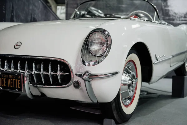 Sinsheim, Almanya - 16 Ekim 2018: Technik Müzesi. O muhteşem beyaz retro araba için özel stand.