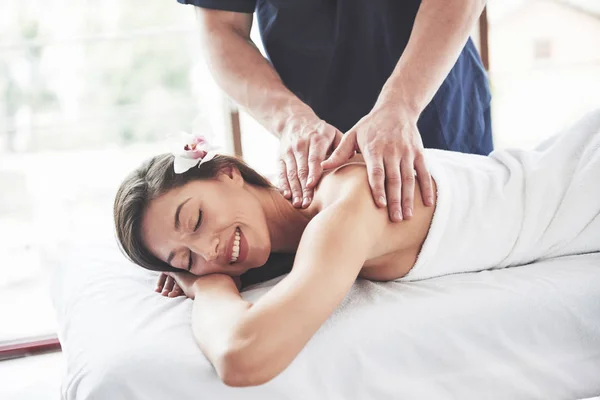 Bella Donna Sdraiata Sul Lettino Massaggio Spa — Foto Stock