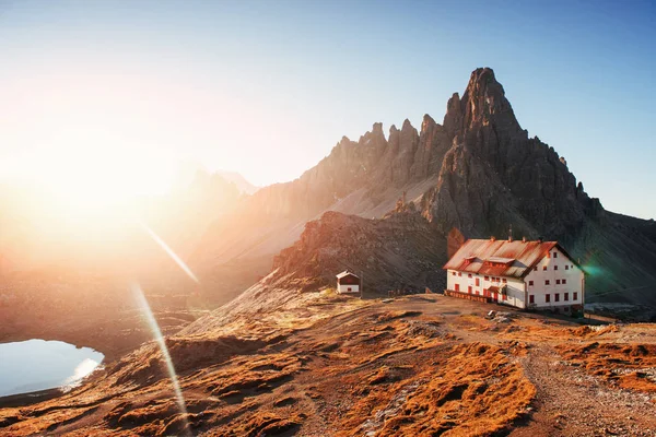 Oslnivý Úhel Západ Slunce Nad Horou Paternkofel Budovami Jezírkem Vpředu — Stock fotografie