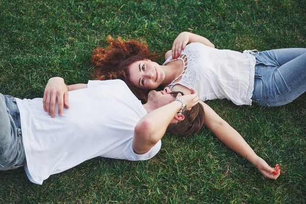 Pareja Romántica Jóvenes Tendidos Césped Parque Parecen Felices Vista Desde — Foto de Stock