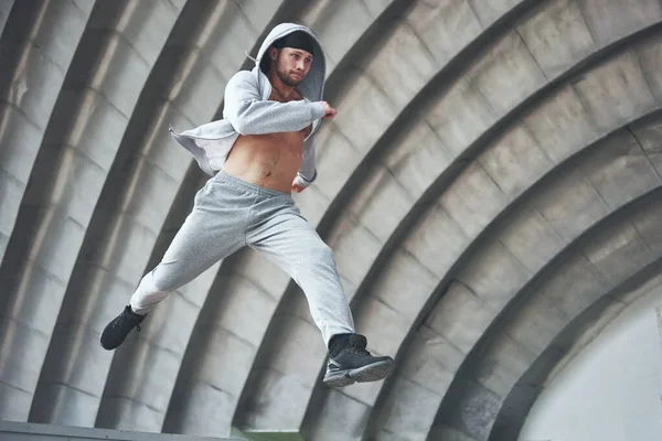 Een Jongeman Springt Parkour Stedelijke Ruimte Sportieve Activiteit — Stockfoto