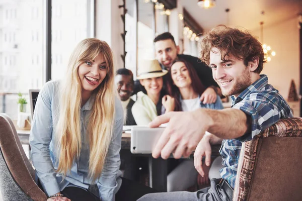 Přátelé Baví Restauraci Dva Chlapci Čtyři Dívky Pít Dělat Selfie Stock Fotografie