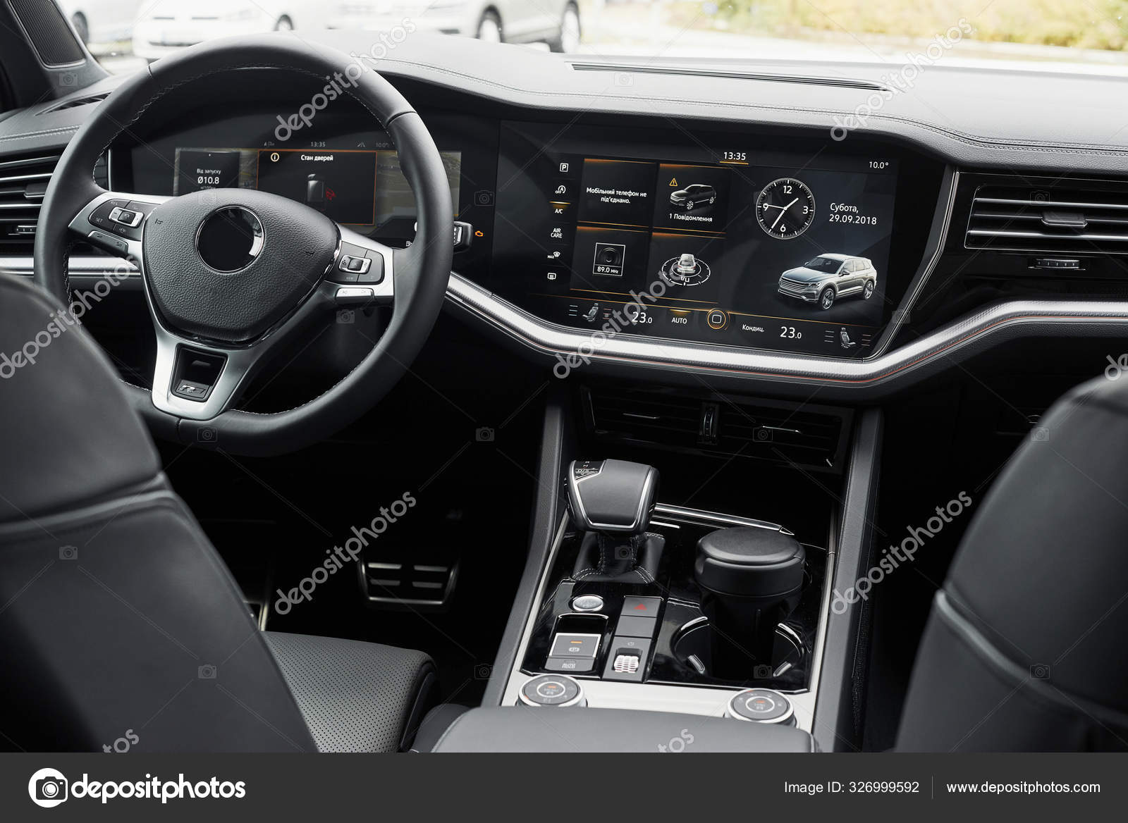 Interior Prestigioso Coche Negro Moderno Asientos Accesorios Cómodos Cuero  Volante: fotografía de stock © myronstandret #326999592