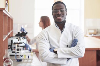 Laboratuvar Laboratuvar şeffaf şişe bir kimyasal laboratuvar deney. Çıkış formülleri.