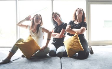 Çılgın genç arkadaşlar evde eğleniyor. Eğlence ve yaşam tarzı kavramı.