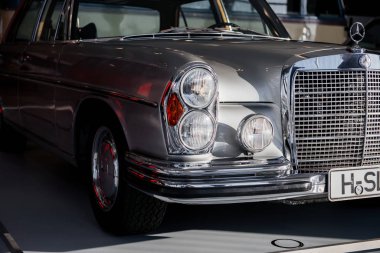 Stuttgart, Almanya - 16 Ekim 2018: Mercedes Müzesi. Gölgelerde. Önden çekilen gümüş renkli retro araba.