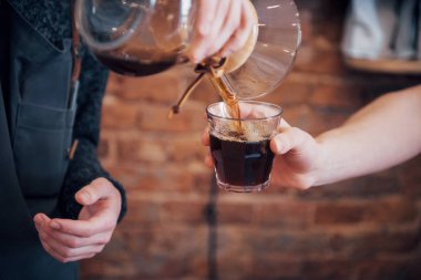 Barista Kahve Hazırlama Düzenli Çalışma Konsepti. Kahve dükkanındaki müşteriye kahve hazırlayan yakışıklı barista.