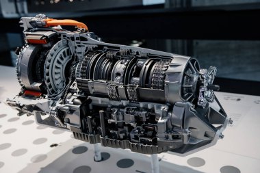 Bulanık arkaplanda otomatik iletim şanzımanının yan görünüm kesiti.