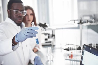 Laboratuvar Laboratuvar şeffaf şişe bir kimyasal laboratuvar deney. Çıkış formülleri.