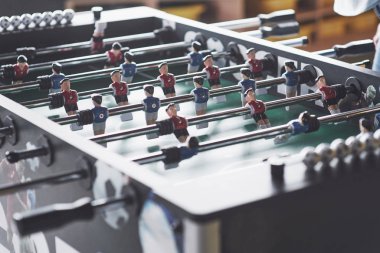 Masa futbolu eğlence merkezi. Yakın çekim yansıma bir futbol oyun plastik oyuncuların.