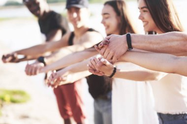 Mutlu arkadaşlar sahilde eğlenir - yaz tatilinde genç insanlar.