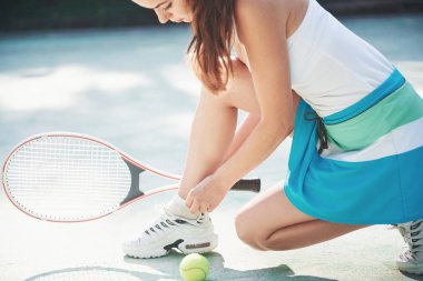 Tenis oynayan ve kameraya poz veren tatlı bir kız.