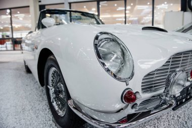 Sinsheim, Almanya - 16 Ekim 2018: Technik Müzesi. Retro araçların sergisi. Beyaz klasik nadir araba..