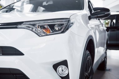 Arabanın gövdesinin parlak yansımalarıyla ön far..