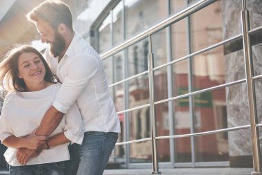 güzel, genç bir çiftin birlikte gülümseyen portresi.