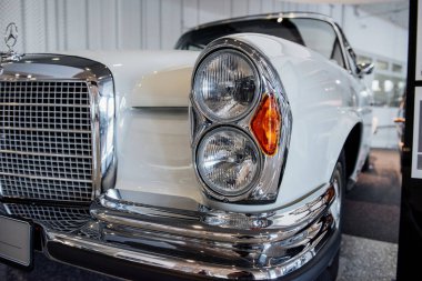 Stuttgart, Almanya - 16 Ekim 2018: Mercedes Müzesi. Retro tarzında güzel beyaz arabanın önünde..