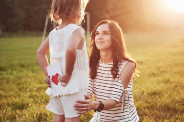 Anne gün batımında parkta kızıyla oynuyor..