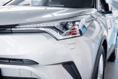 Arabanın gövdesinin parlak yansımalarıyla ön far..