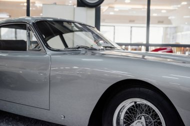 Sinsheim, Almanya - 16 Ekim 2018: Technik Müzesi. Sergide kapalı duran gümüş renkli lüks arabanın yanında..