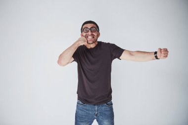 Arka planda sıradan kıyafetler giyen genç bir adam yüzüne yumruk attı. Kendi hataları için kendini cezalandırma kavramı..