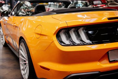 Sinsheim, Almanya - 16 Ekim 2018: Technik Müzesi. Cabriolet tasarımı. Sarı araba evin içine park etmiş. Fotoğraf arkadan..