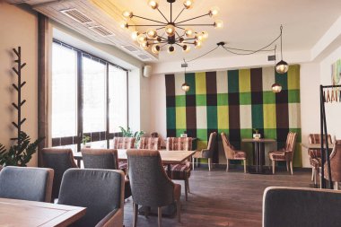 Ahşap klasik mobilyalarla modern ve basit bir kafe..