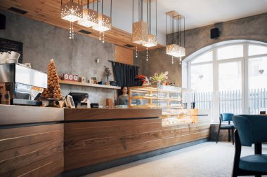 Ahşap klasik mobilyalarla modern ve basit bir kafe...