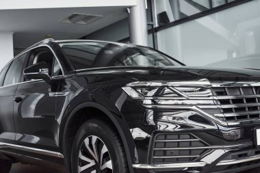 Yeni, prestijli siyah arabanın farları.