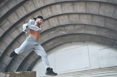 Açık hava parkındaki adam yüksek adrenalin salgılıyor.