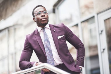 Ciddi bir fikir düşünen genç ve güzel bir Afrikalı Amerikalı. İş kararlarına güvenen