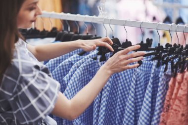 Perakende mağazasından alışveriş yapan kadınlar, manzarayı kapatın.