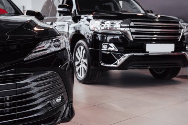 Yeni parlayan güzel arabalar araba dükkanının resepsiyonunda duruyor..