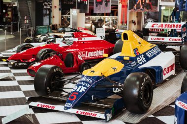 Sinsheim, Almanya - 16 Ekim 2018: Technik Müzesi. Sergide bir kişilik spor arabalar grubu toplandı..