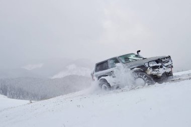 Kış atlılarına binen SUV kar ve buz riskini alıp sürükleniyor..