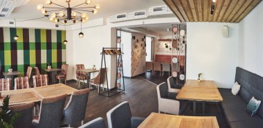 Ahşap klasik mobilyalarla modern ve basit bir kafe..