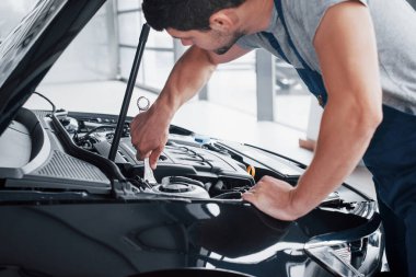 Otomobil tamircisi garajda çalışıyor. Onarım servisi